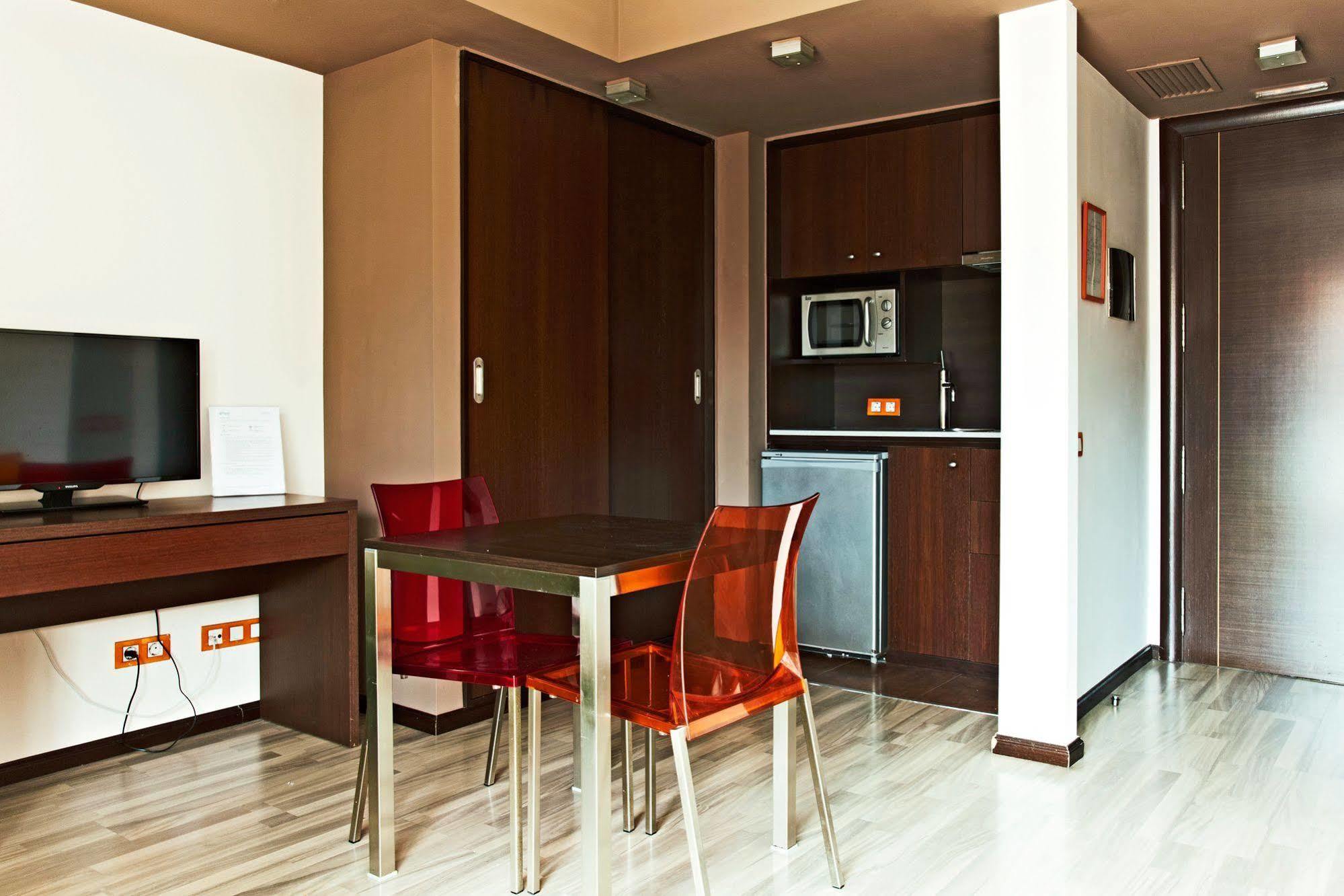 Апартаменти Ginosi Basics Centric Apartel Кастельдафелс Екстер'єр фото